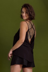 Top z odkrytymi plecami i wiązanymi ramiączkami czarny