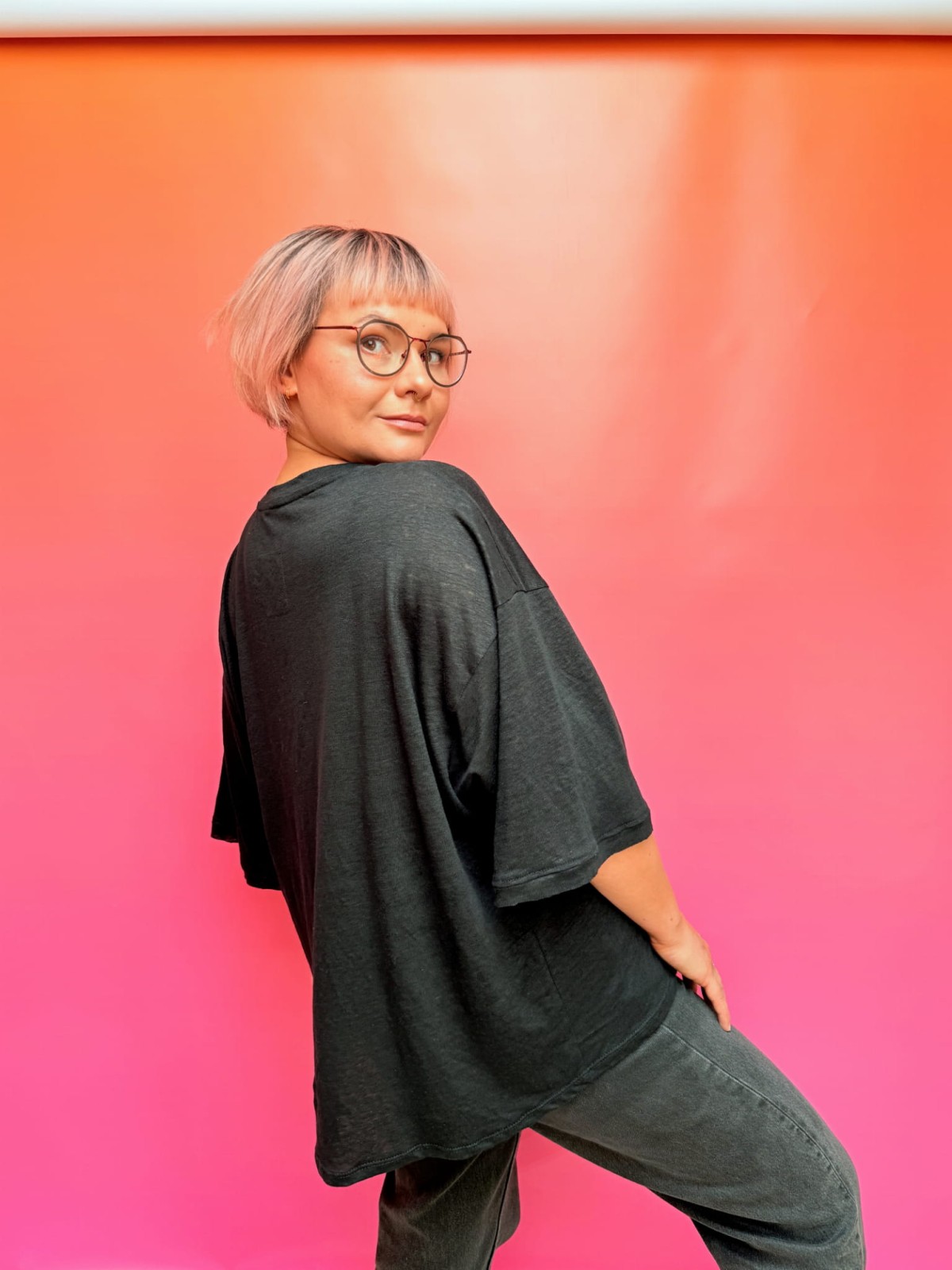 CUB_tshirt_linen_black_crew04_net.jpg