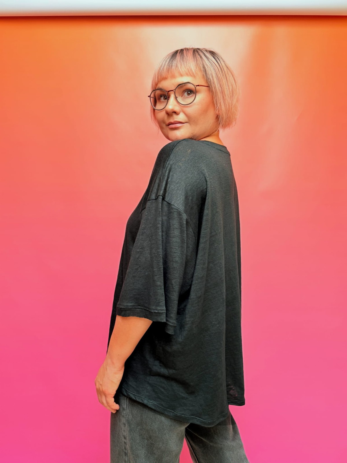 CUB_tshirt_linen_black_crew08_net.jpg